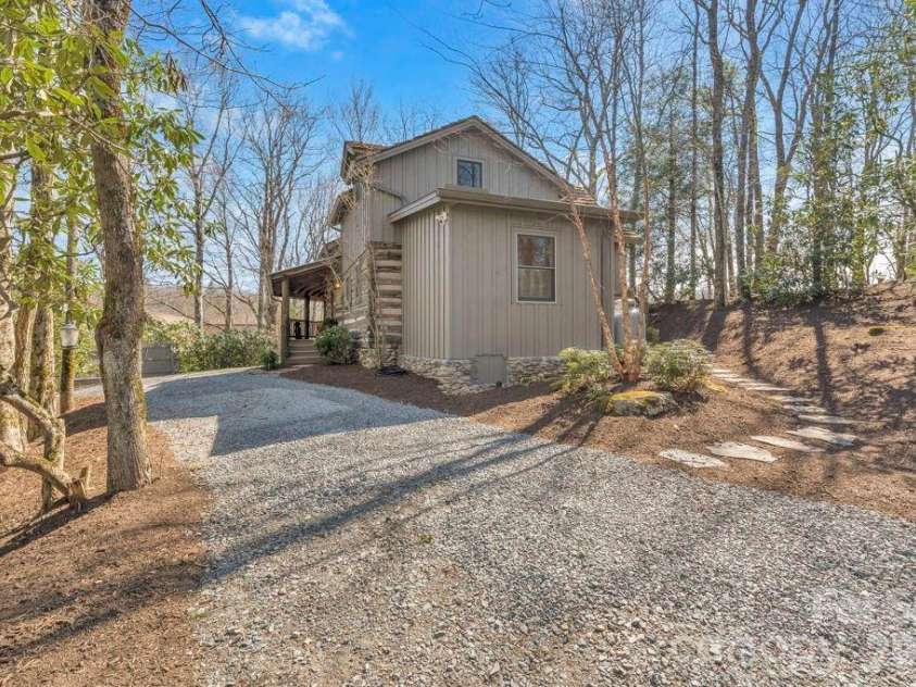572 Skyland View Drive, Blowing Rock, NC 28605.  MLS# CAR4366871, YatesRealty ID 13602. 