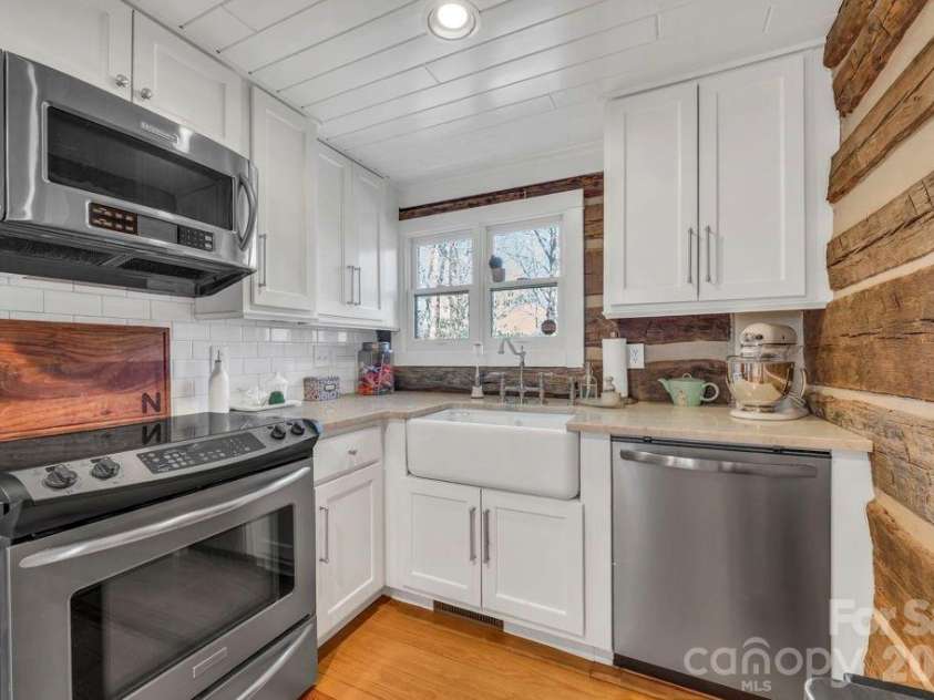 572 Skyland View Drive, Blowing Rock, NC 28605.  MLS# CAR4366871, YatesRealty ID 13602. 