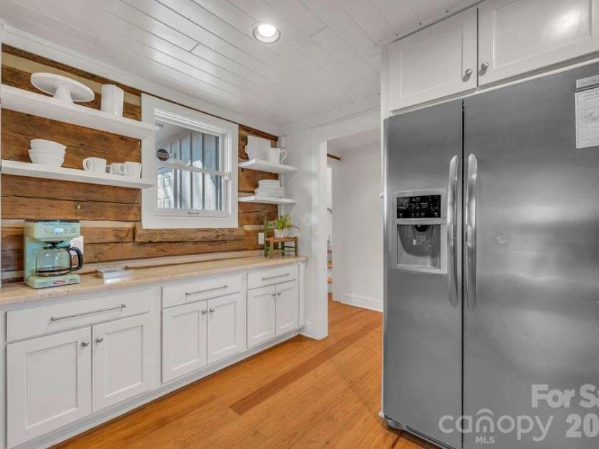 572 Skyland View Drive, Blowing Rock, NC 28605.  MLS# CAR4366871, YatesRealty ID 13602. 
