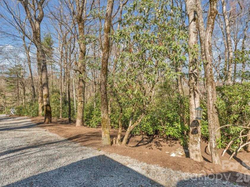 572 Skyland View Drive, Blowing Rock, NC 28605.  MLS# CAR4366871, YatesRealty ID 13602. Ample driveway parking, circular driveway!