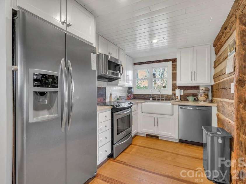 572 Skyland View Drive, Blowing Rock, NC 28605.  MLS# CAR4366871, YatesRealty ID 13602. Kitchen with updated appliances and marble counters