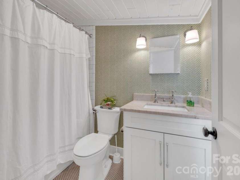 572 Skyland View Drive, Blowing Rock, NC 28605.  MLS# CAR4366871, YatesRealty ID 13602. Upper-level full bath