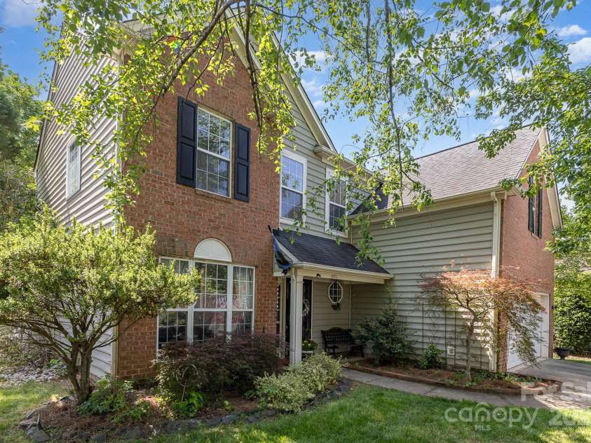 815 Clearbrook Road, Matthews, NC 28105.  MLS# CAR4254020, YatesRealty ID 13603. 