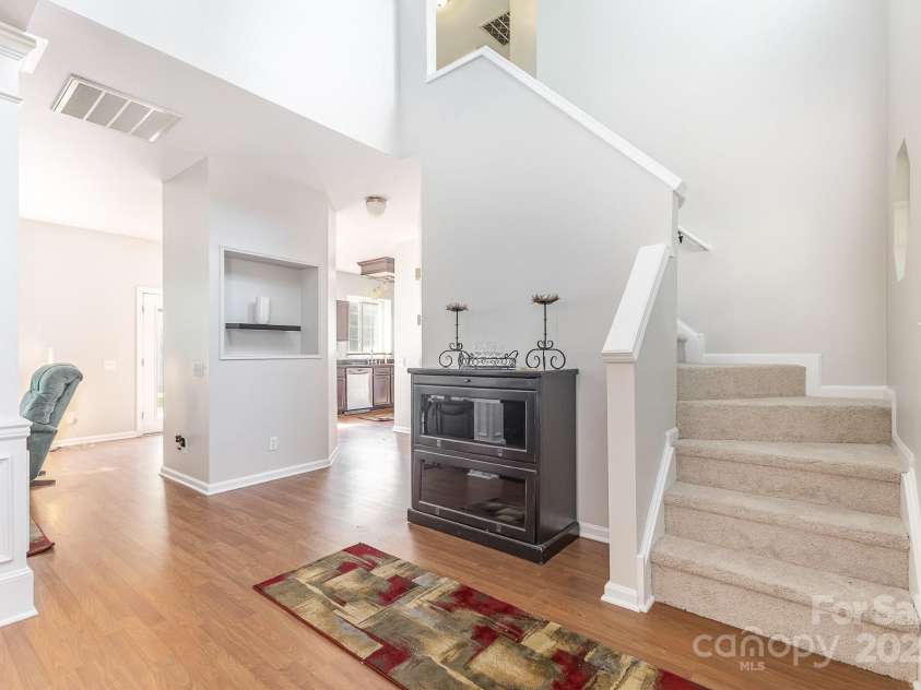 815 Clearbrook Road, Matthews, NC 28105.  MLS# CAR4254020, YatesRealty ID 13603. 