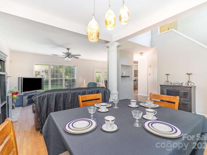 815 Clearbrook Road, Matthews, NC 28105.  MLS# CAR4254020, YatesRealty ID 13603. 