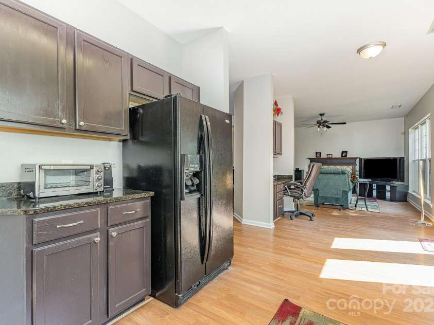 815 Clearbrook Road, Matthews, NC 28105.  MLS# CAR4254020, YatesRealty ID 13603. 