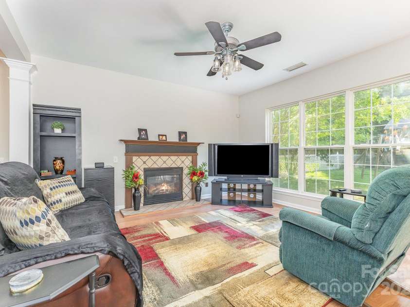 815 Clearbrook Road, Matthews, NC 28105.  MLS# CAR4254020, YatesRealty ID 13603. 