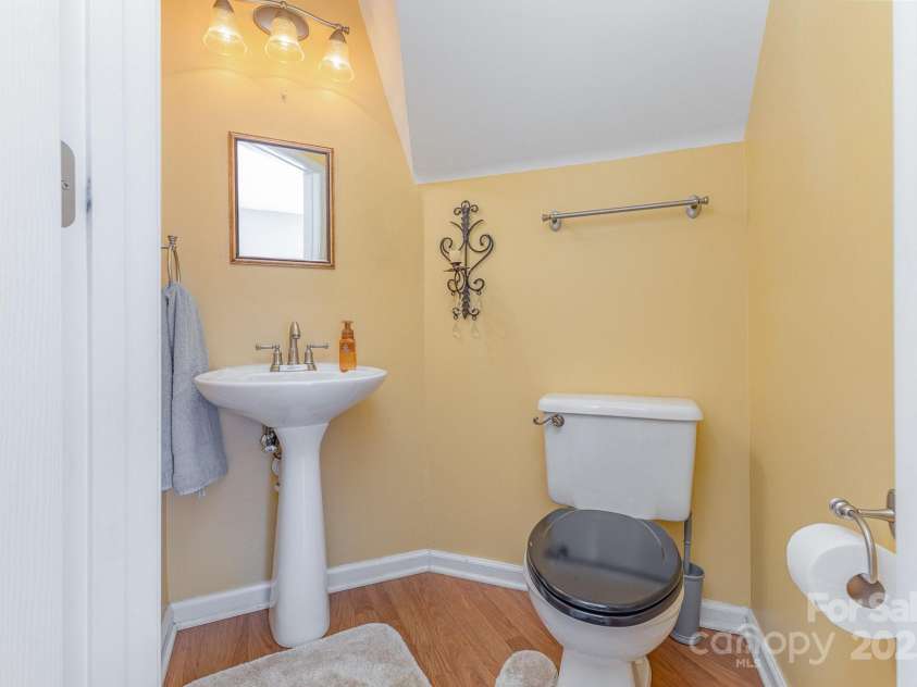 815 Clearbrook Road, Matthews, NC 28105.  MLS# CAR4254020, YatesRealty ID 13603. 