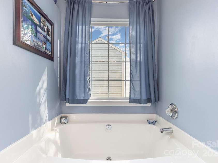 815 Clearbrook Road, Matthews, NC 28105.  MLS# CAR4254020, YatesRealty ID 13603. 