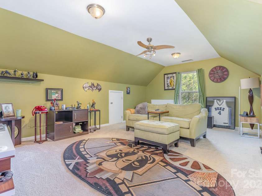 815 Clearbrook Road, Matthews, NC 28105.  MLS# CAR4254020, YatesRealty ID 13603. 