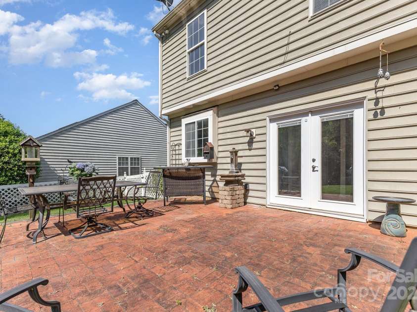 815 Clearbrook Road, Matthews, NC 28105.  MLS# CAR4254020, YatesRealty ID 13603. 