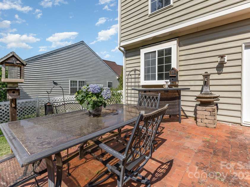 815 Clearbrook Road, Matthews, NC 28105.  MLS# CAR4254020, YatesRealty ID 13603. 