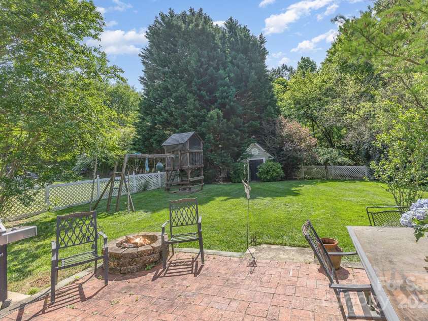 815 Clearbrook Road, Matthews, NC 28105.  MLS# CAR4254020, YatesRealty ID 13603. 