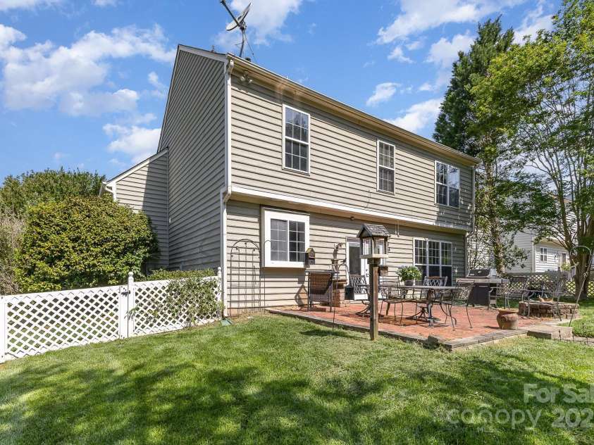 815 Clearbrook Road, Matthews, NC 28105.  MLS# CAR4254020, YatesRealty ID 13603. 