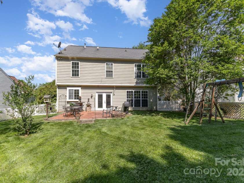 815 Clearbrook Road, Matthews, NC 28105.  MLS# CAR4254020, YatesRealty ID 13603. 
