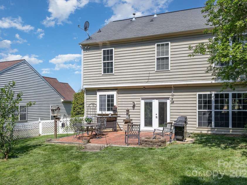 815 Clearbrook Road, Matthews, NC 28105.  MLS# CAR4254020, YatesRealty ID 13603. 