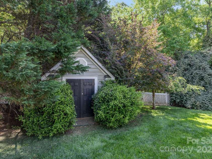 815 Clearbrook Road, Matthews, NC 28105.  MLS# CAR4254020, YatesRealty ID 13603. 