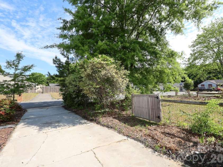 11222 Treebark Drive, Pineville, NC 28134.  MLS# CAR4370520, YatesRealty ID 13605. 