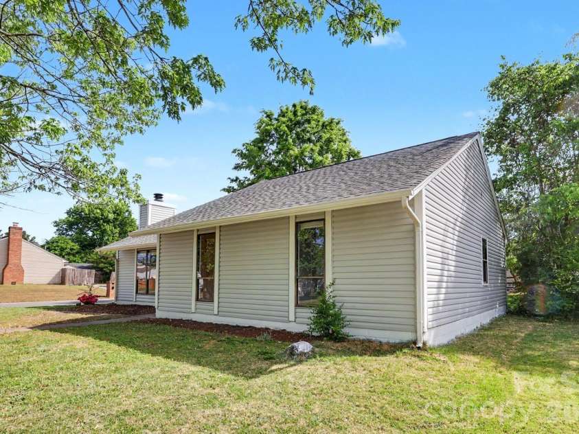 11222 Treebark Drive, Pineville, NC 28134.  MLS# CAR4370520, YatesRealty ID 13605. 