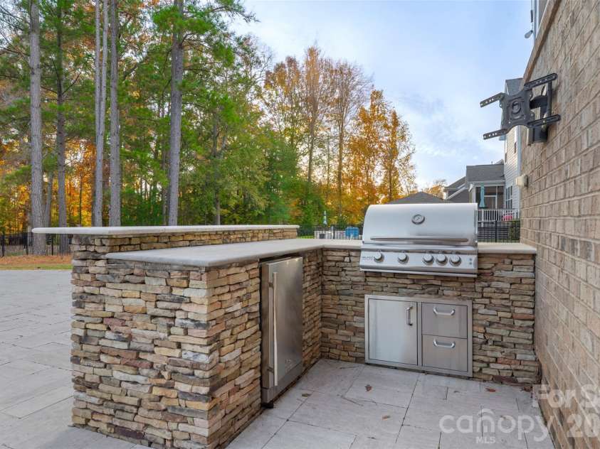 101 Cross Current Lane, Belmont, NC 28012.  MLS# CAR4320517, YatesRealty ID 13607. Outdoor dining area