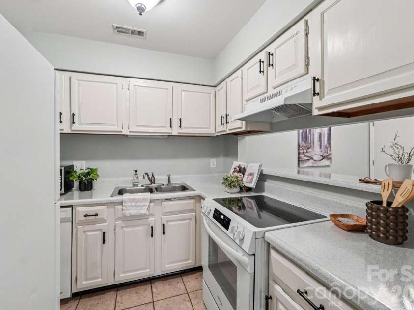 1606 Sharon Road, Charlotte, NC 28210.  MLS# CAR4348906, YatesRealty ID 13609. 