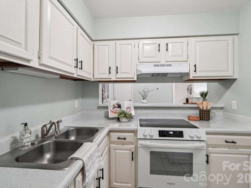 1606 Sharon Road, Charlotte, NC 28210.  MLS# CAR4348906, YatesRealty ID 13609. 