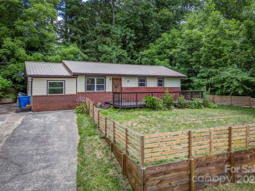 41 Aiken Street, Brevard, NC 28712.  MLS# CAR4259232, YatesRealty ID 13609. 