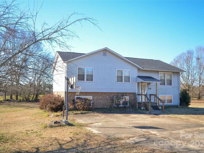 2725 Carla Drive, Shelby, NC 28150.  MLS# CAR4163496, YatesRealty ID 1361. 
