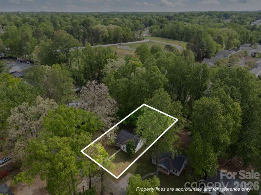 2246 Sunset Boulevard, Charlotte, NC 28269.  MLS# CAR4366304, YatesRealty ID 13610. Large .31 Acre LotProperty Lines are Approximate