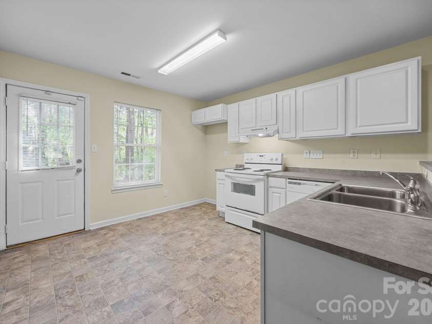 2246 Sunset Boulevard, Charlotte, NC 28269.  MLS# CAR4366304, YatesRealty ID 13610. Plenty of Counter Space with White Cabinets