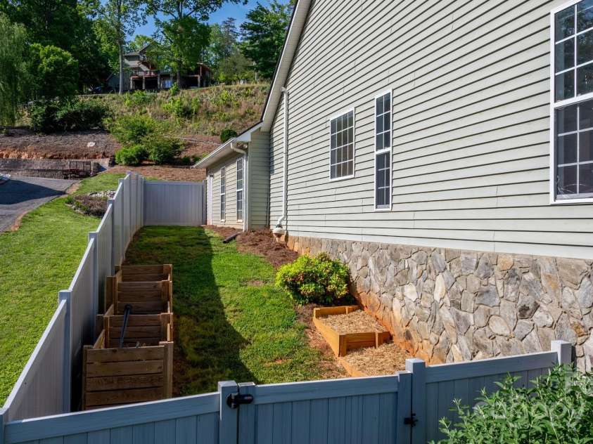 892 Plantation Drive, Marion, NC 28752.  MLS# CAR4228017, YatesRealty ID 13610. 