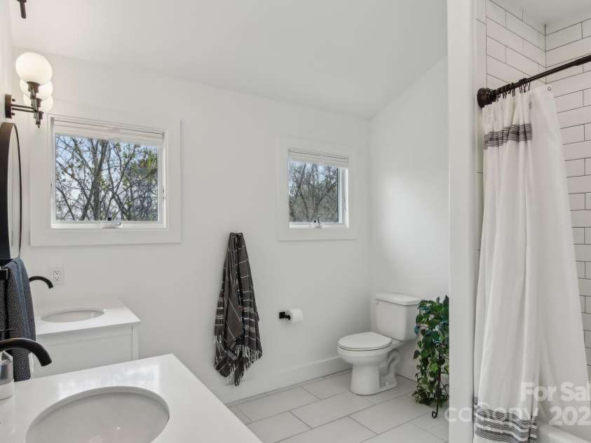 65 Wellington Street, Asheville, NC 28806.  MLS# CAR4234732, YatesRealty ID 13612. Primary bath
