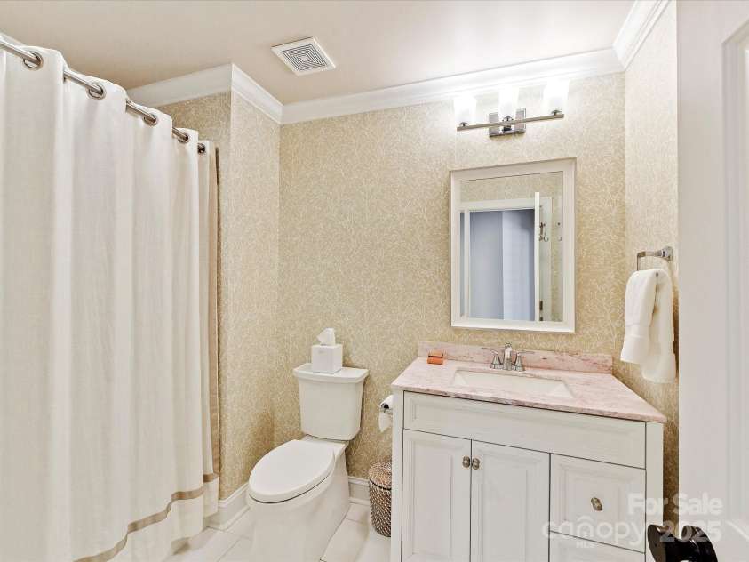 4407 Coventry Row Court, Charlotte, NC 28270.  MLS# CAR4244073, YatesRealty ID 13615. Upstairs Guest Bath