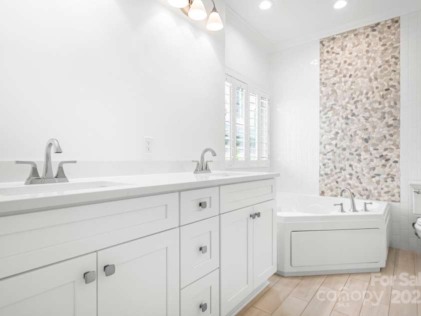 17408 Summer Place Drive, Cornelius, NC 28031.  MLS# CAR4247461, YatesRealty ID 13616. 