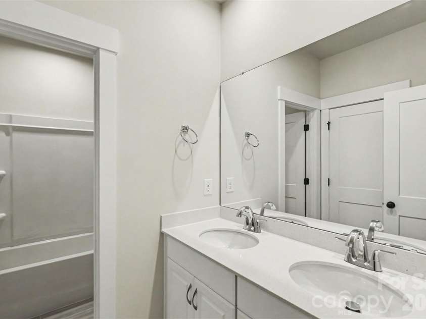 9521 Munsing Drive, Charlotte, NC 28269.  MLS# CAR4390189, YatesRealty ID 13617. 
