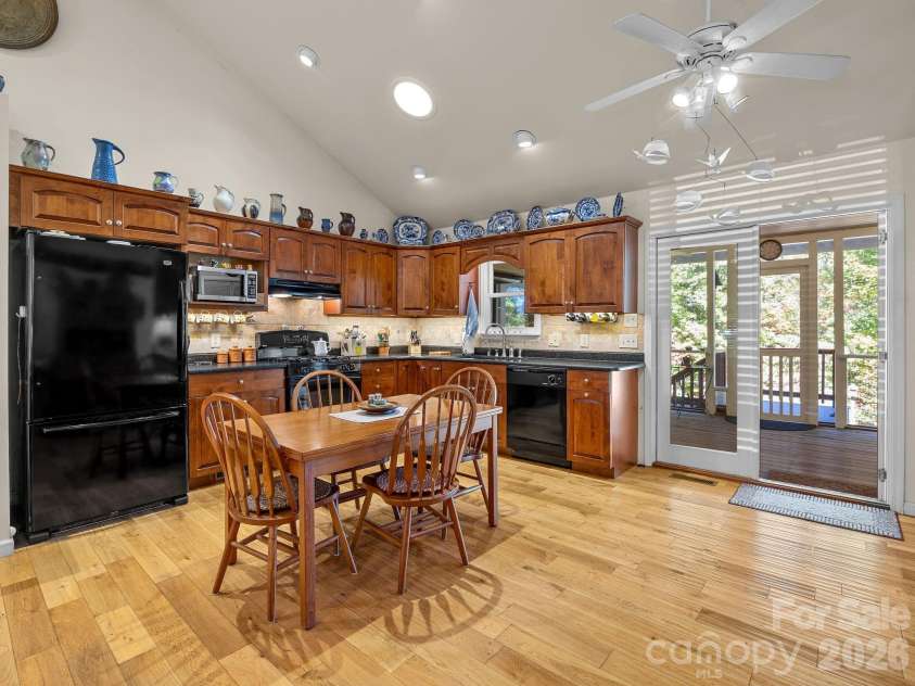 160 Caledonia Road, Landrum, SC 29356.  MLS# CAR4314636, YatesRealty ID 13619. Kitchen
