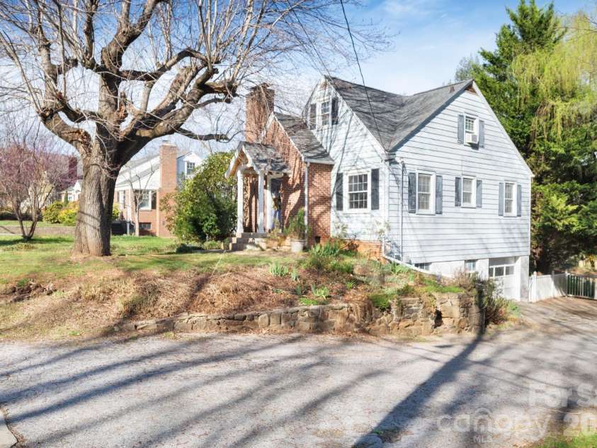 25 Bear Creek Road, Asheville, NC 28806.  MLS# CAR4356405, YatesRealty ID 13622. 
