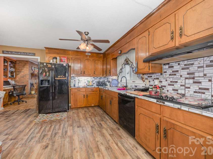 514 Idlewood Drive, Salisbury, NC 28144.  MLS# CAR4329615, YatesRealty ID 13623. Large kitchen
