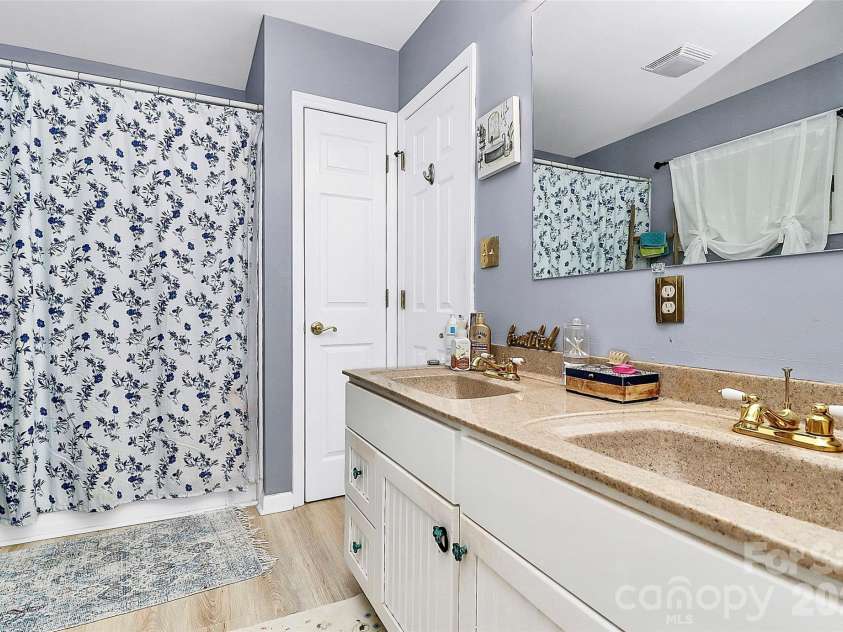 160 Quail Hollow Drive, Kings Mountain, NC 28086.  MLS# CAR4403412, YatesRealty ID 13625. 
