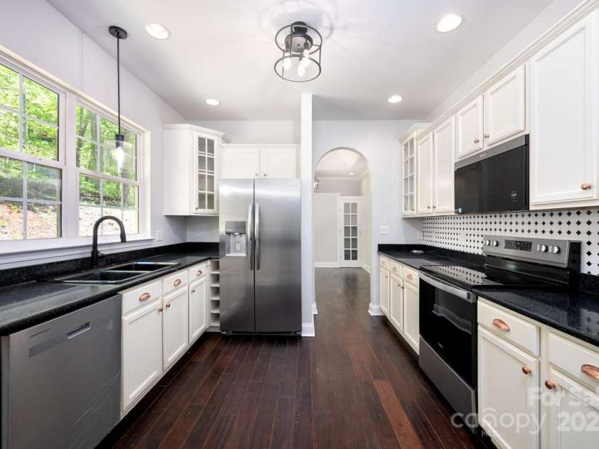 62 Mackenzie Way, Swannanoa, NC 28778.  MLS# CAR4252201, YatesRealty ID 13625. Kitchen has New Stainless Steel Dishwasher, Oven and Microwave