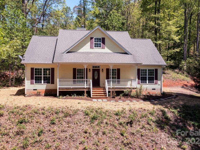 62 Mackenzie Way, Swannanoa, NC 28778.  MLS# CAR4252201, YatesRealty ID 13625. Peaceful Mountain Home