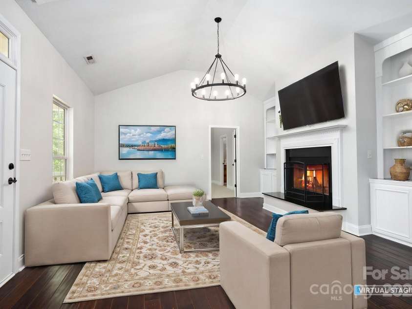62 Mackenzie Way, Swannanoa, NC 28778.  MLS# CAR4252201, YatesRealty ID 13625. Spacious Living Room