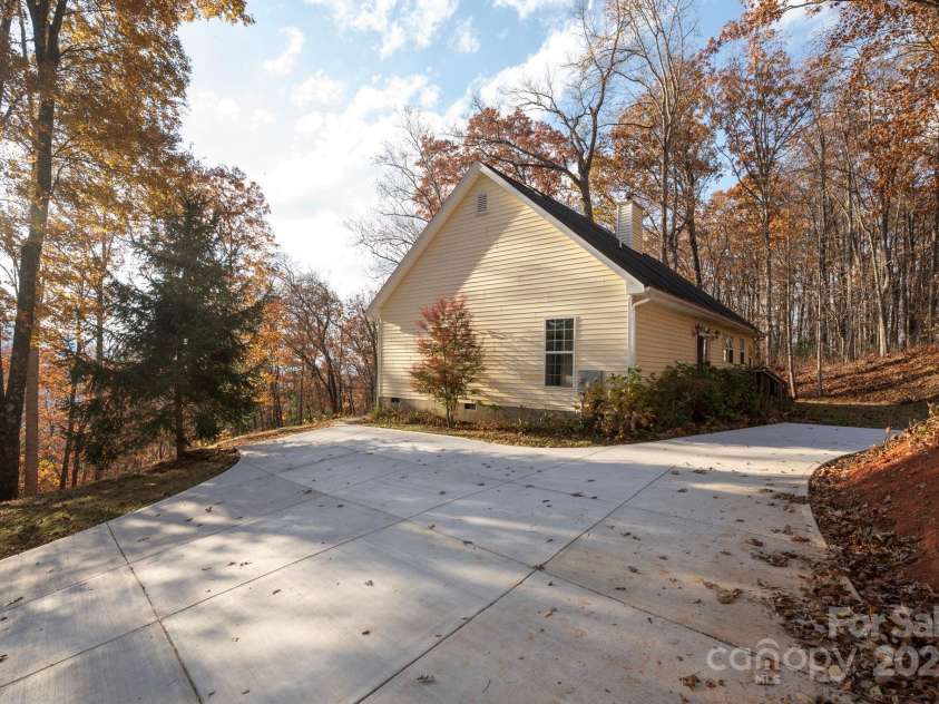 62 Mackenzie Way, Swannanoa, NC 28778.  MLS# CAR4320694, YatesRealty ID 13625. 