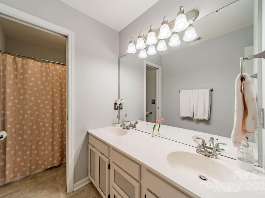 4201 Beauvista Drive, Charlotte, NC 28269.  MLS# CAR4253439, YatesRealty ID 13626. 