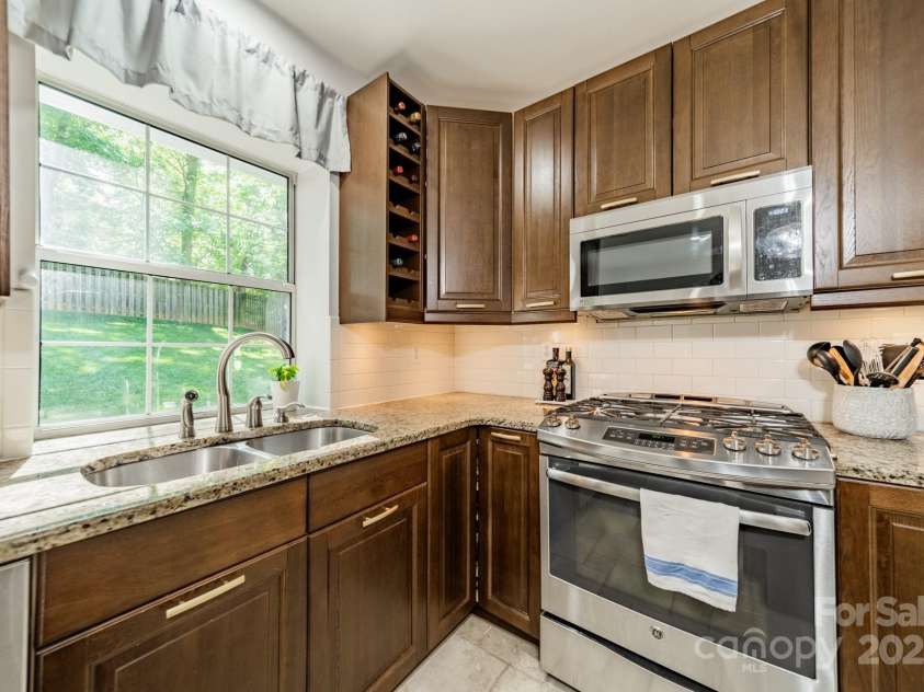 4201 Beauvista Drive, Charlotte, NC 28269.  MLS# CAR4253439, YatesRealty ID 13626. 