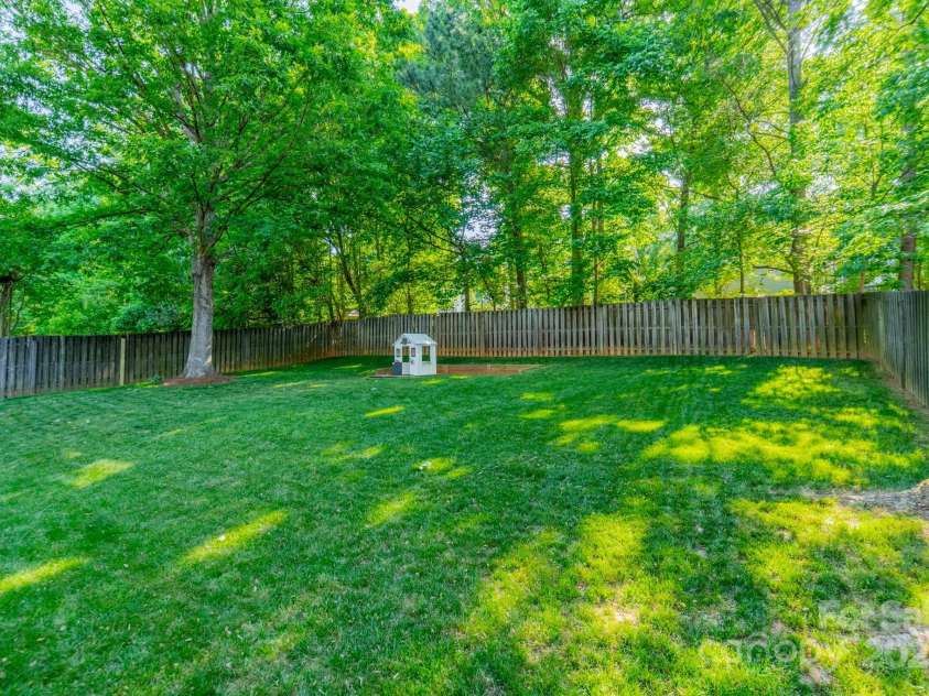4201 Beauvista Drive, Charlotte, NC 28269.  MLS# CAR4253439, YatesRealty ID 13626. 