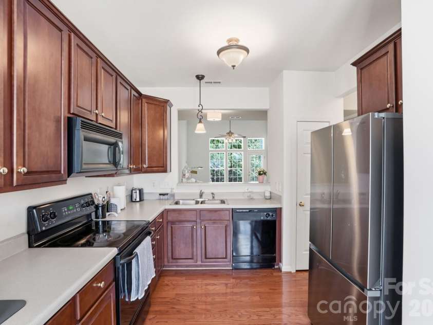 225 Horizon Circle, Rock Hill, SC 29732.  MLS# CAR4366961, YatesRealty ID 13627. Kitchen w/beautiful solid wood cabinets, stainless appliances, & Hardwood floors