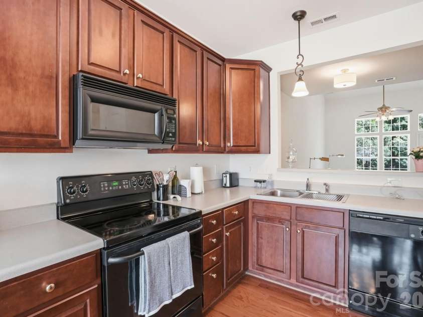 225 Horizon Circle, Rock Hill, SC 29732.  MLS# CAR4366961, YatesRealty ID 13627. Kitchen w/beautiful solid wood cabinets, stainless appliances, & Hardwood floors