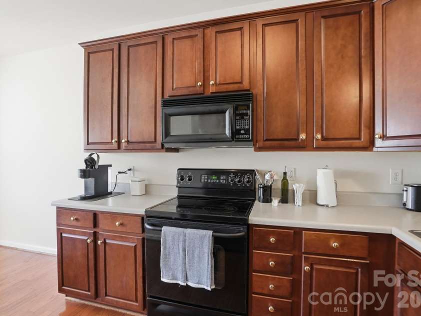 225 Horizon Circle, Rock Hill, SC 29732.  MLS# CAR4366961, YatesRealty ID 13627. Kitchen w/beautiful solid wood cabinets, stainless appliances, & Hardwood floors