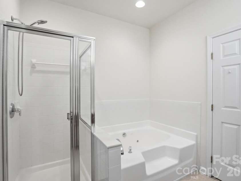 225 Horizon Circle, Rock Hill, SC 29732.  MLS# CAR4366961, YatesRealty ID 13627. Primary Shower & Soaking tub